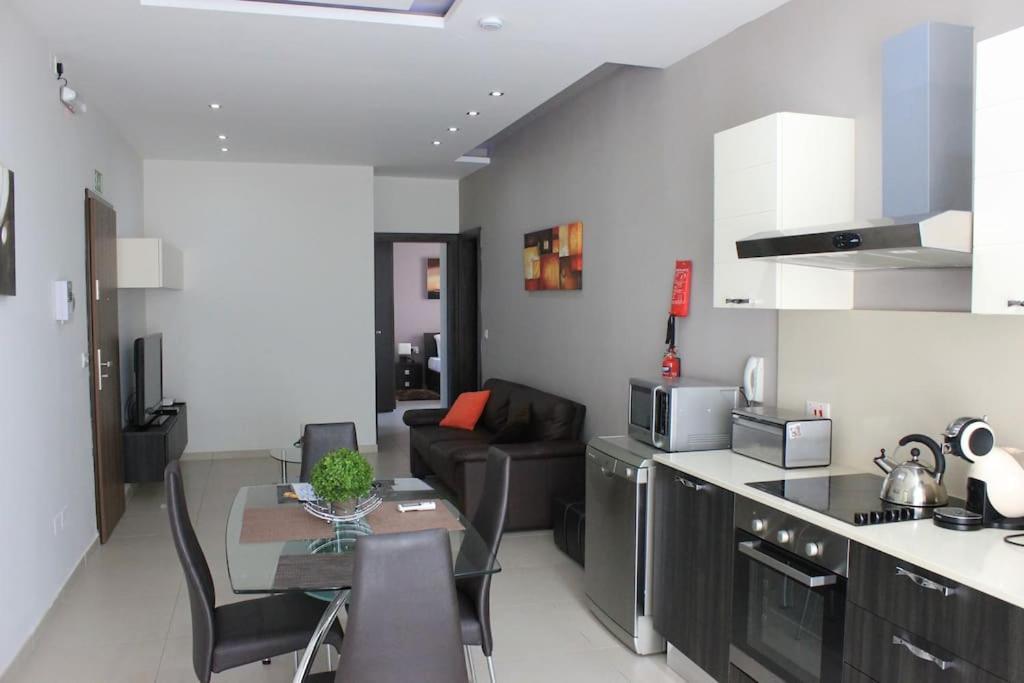 Sunny 2 Bedroom, 2 Bathrooms, Seaside Apt. Sliema Luaran gambar