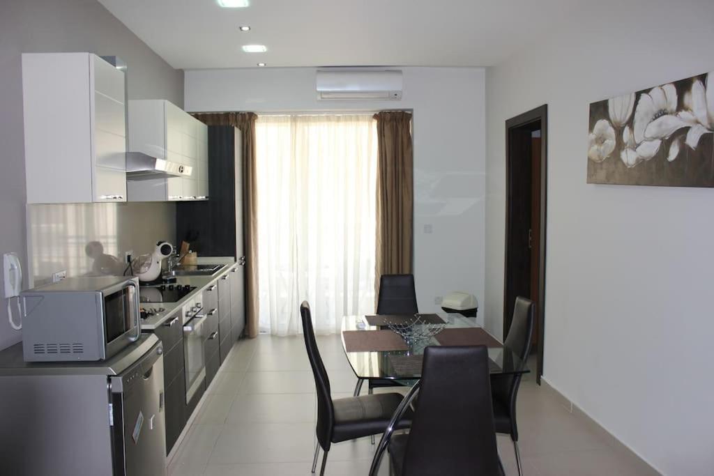 Sunny 2 Bedroom, 2 Bathrooms, Seaside Apt. Sliema Luaran gambar