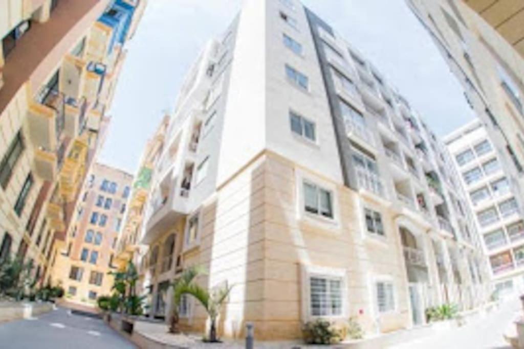 Sunny 2 Bedroom, 2 Bathrooms, Seaside Apt. Sliema Luaran gambar