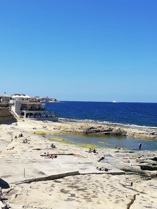 Sunny 2 Bedroom, 2 Bathrooms, Seaside Apt. Sliema Luaran gambar